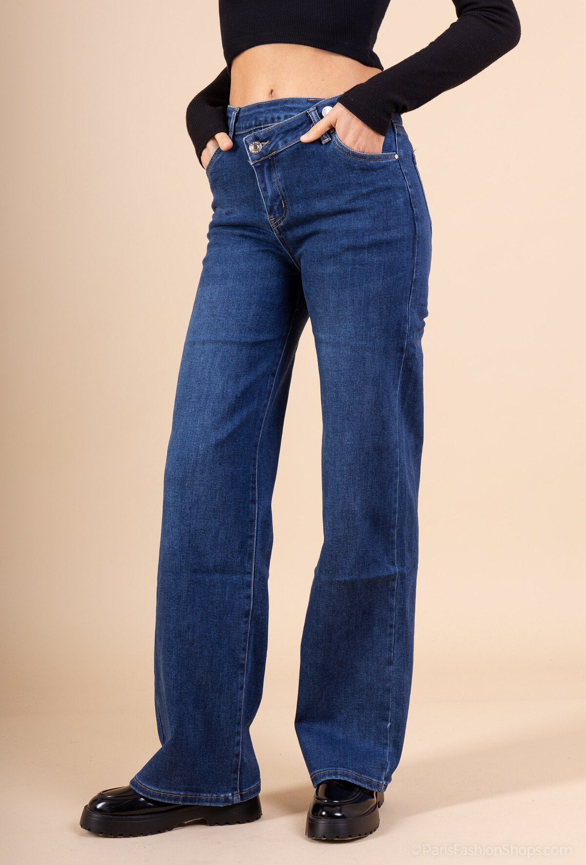 Jeans bouton décalé